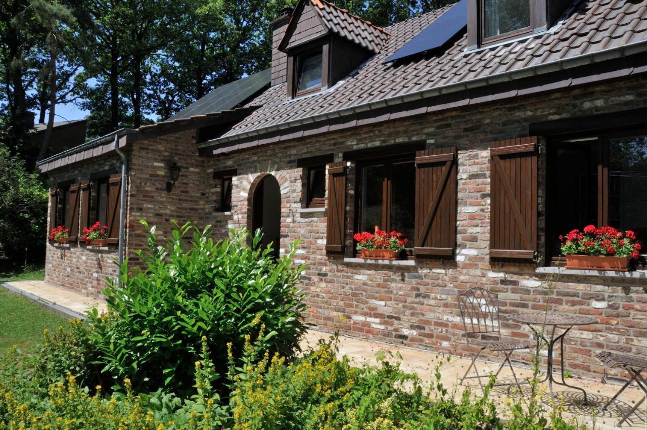 Tres Belle Villa 4 Facades Dans Quartier Vert Et Arbore - 5 Kms De Namur Exterior foto